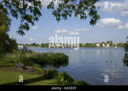 Deutschland, Hamburg, Außenalster See, Parkbank, Stockfoto