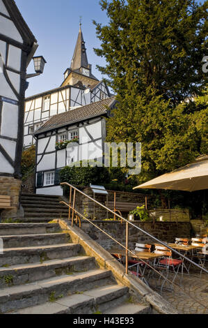 Deutschland, Nordrhein-Westfalen, Essen-Kettwig, Tuchmacher Hof, Treppen, Kirchturm, Ruhrgebiet, Stadt, Essen, Stadtteil Kettwig, Altstadt, Steintreppe, Marktkirche, Kirche, evangelische, außen, Architektur, Architektur, bauen, romanische, Hälfte-Timbe Stockfoto