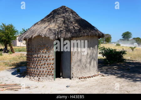 Einfache strohgedeckten Hütte, Khwai Village, Botswana Stockfoto