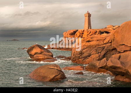 Leuchtturm Men Ruz, Ploumanac &#39; h, Cote de Granit Rose, Côtes d &#39; Armor, Bretagne, Frankreich Stockfoto