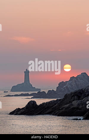 Pointe du Raz mit Leuchtturm bei Sonnenuntergang, Sizun, Bretagne, Frankreich Stockfoto