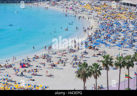 Viele Menschen baden, Playa de los Amadores, Puerto Rico, Gran Canaria, Kanarische Inseln, Spanien Stockfoto