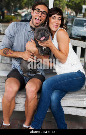 Kaukasische paar imitieren Hund mit Zunge heraus Stockfoto