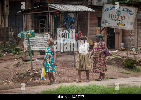 Frauen auf dem Weg zum Markt, Straßenszene, Fundong, Northwest Region, Kamerun Stockfoto