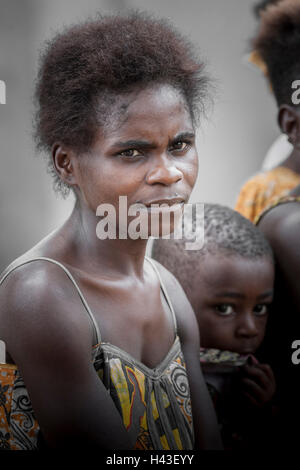 Pygmäen Frau und Kind, Menschen der Baaka, oder Baka oder Ba'aka, Grand Batanga, Region Süd, Kamerun Stockfoto