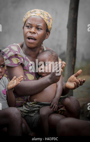 Pygmäen Frau und Kind, Menschen der Baaka, oder Baka oder Ba'aka, Grand Batanga, Region Süd, Kamerun Stockfoto