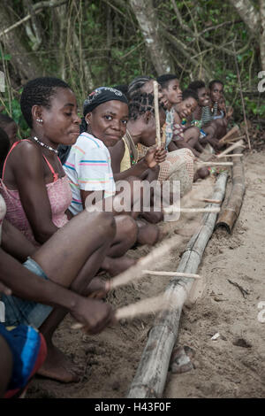 Pygmäen, Menschen der Baaka, oder Baka, oder Ba'aka, Musik und Tanz, Grand Batanga, Region Süd, Kamerun Stockfoto