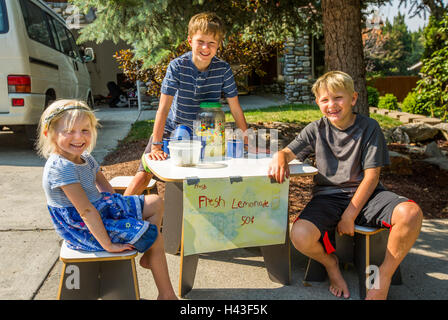 Lächelnd kaukasischen jungen und Mädchen verkaufen Limonade Stockfoto