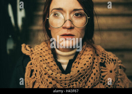 Kaukasische Frau trägt Schal und Brillen Stockfoto