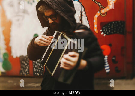 Kaukasischen Mann spielt Akkordeon Stockfoto