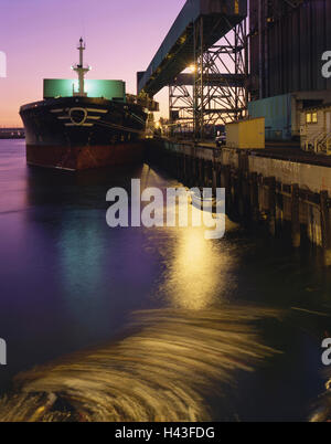 Frachter im Hafen bei Nacht Stockfoto