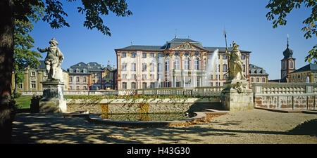 Deutschland, Baden-Wurttemberg, Bruchsal, Schloss, Park, Schlossgebäude, Gebäude, draußen, Park, Schlosspark, Statuen, Architektur, Baustil, Barock, Architektur, Ort von Interesse, Tourismus, Sonne, Himmel, blau, niemand, Stockfoto