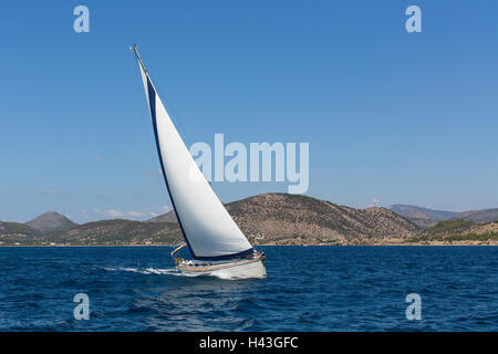 Luxus-Yacht mit weißen Segeln in der Ägäis nahe der Küste der griechischen Inseln. Stockfoto