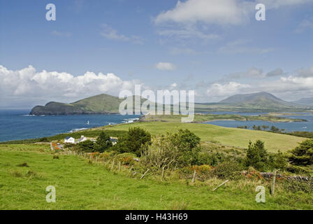 Irland, Munster, Kerry, Iveragh-Halbinsel, Valencia Island, Berge, Wasser, Felder, Landschaft, Natur, Wiesen, Ufer, See, Ansicht, Himmel, Wolken, menschenleer, Stockfoto