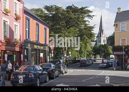 Irland, Munster, Kerry, Kenmare, Henry Street, Geschäfte, Häuser, Kirche bunt, Blick auf die Stadt, Ort, Gebäude, Architektur, Straße, Fassaden, Terrasse, Autos, Passanten, Menschen, Kirchturm, glauben, Religion, Christentum, Stockfoto