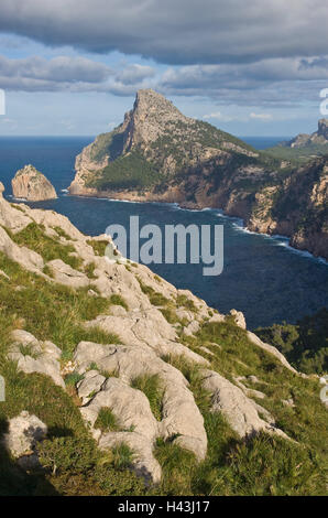 Spanien, Mallorca, Halbinsel Form Ziel, Küstenlandschaft, den Balearen, Balearen Insel, Küste, Steilküste, Galle Küste, Meer, Mittelmeer, Bucht, Winter, bewölkten Himmel, Reiseziel, Tourismus, Stockfoto