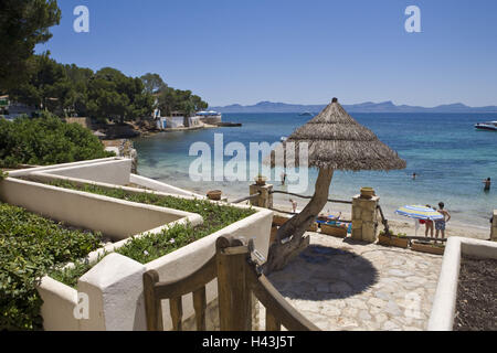 Spanien, die Balearen Insel Mallorca, Alcanda, Strand, Terrasse, Sonnenschirm, Tourist, kein Model-Release, Stockfoto