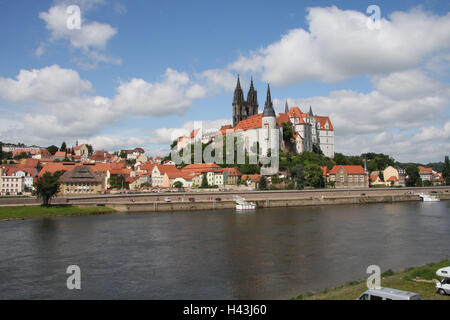 Deutschland, Sachsen, Meißen, Blick auf die Stadt, Schlossberg, Albrechts Schloss, Dom, die Elbe, Sommer Stadtbild, Fluss, Altstadt, Häuser, Wohnhäuser, Kirche, Kathedrale, Schloss, Burg Gebäude in 1471-85, spätgotisch, Strukturen, Architektur, Kultur, Orte von Interesse, Reiseziel, Tourismus, Städtereisen, Stockfoto