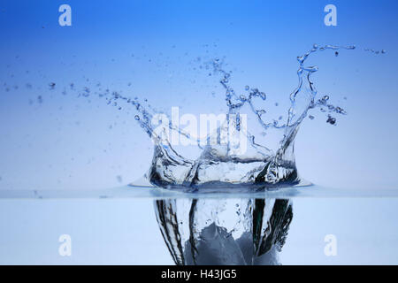 Wasser-Oberfläche, Drop, Tauchen, Wassertropfen, splash, Wasser, blau, Bewegung, klar, sauber, transparent, Tropfen, Tropfen Wasser, spritzt sich, Symbol, frische, Erfrischung, Flüssigkeit, frisch, nass, Natürlichkeit, Reinheit, Element, Studio, Stockfoto