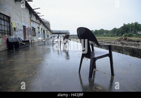 Deutschland, Düsseldorf, Fracht-Depot, Gebäude, alte, Sitz Gelegenheiten, Sofa, Stühle, Railway Station Bereiche, Abriss Gebäude, Fassade, Graffiti, Vorplatz, Gartenstühle, Plastikstühle, Plastikstühle, Kugel Ledersofa, Rückwürfe, Abriss, Ablauf, niemand, hoffnungslos, Einsamkeit, Baracke, Regen, Stockfoto