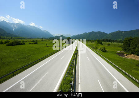 Deutschland, Oberbayern, Autobahn, Blank, Berge, Bayern, München-Garmisch, Bundesautobahn, Pflaster, zweispurige, Alpen, Berge, Berg reichen, ländlich, Berglandschaft, Landschaft, Natur, Himmel, blau, Sonne, Stockfoto