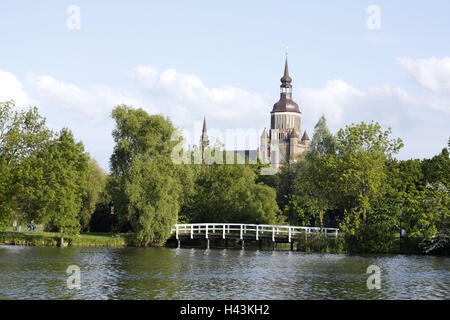 Deutschland, Mecklenburg-Vorpommern, Stralsund (Stadt), Marienkirche mit Knieperteich, Stockfoto