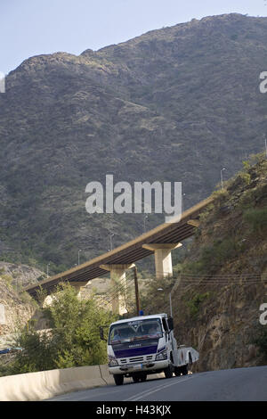 Saudi Arabien, Provinz Asir, Bergstraße, LKW, Stockfoto