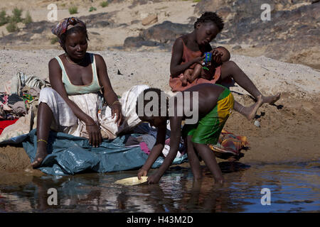 Afrika, Namibia, Region Kunene, Kaokoveld, Ort Puros, Stamm der Himba, einheimischen, Wäsche waschen, Stockfoto