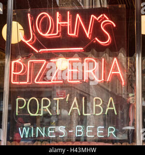 Fenster-Zeichen für Pizza Hut an der Bleecker Street in New York City Stockfoto