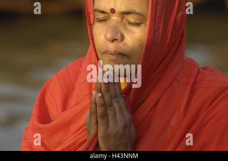 Uttar Pradesh, Allahabad, Indien, Kumbh Mela, Frau, rezitieren, Porträt, gewellt, kein Model-Release, Stockfoto