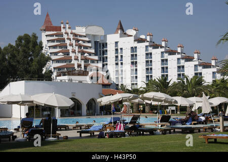 Türkei, Belek, Hotel Magic Life, Pool, Liegestühle, Sonnenschirme, Reiseziel, Reiseziel, Hotelgebäude, Gebäude, Hotelanlage, Palmen, Bildschirme, Menschen, Touristen, Tourismus, Urlaub, kein Model-Release, Stockfoto