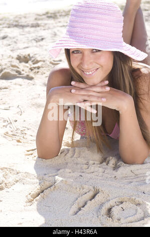 Frau, junge, sandigen Strand liegen, Lächeln, Stockfoto