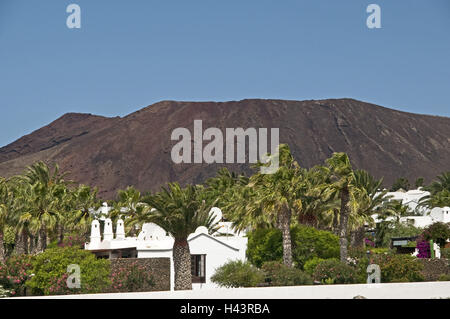 Spanien, Kanarische Inseln, Lanzarote, Playa Blanca, Wohnhäuser, Vulkan-Berg, Stockfoto