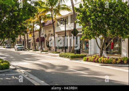 Luxus-Geschäften entlang Worth Avenue in Palm Beach, Florida. (USA) Stockfoto