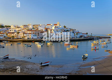 Portugal, Algarve, Portimao, Ferragudo, Fischerboote, Sonnenaufgang, Europa, Reisen, Landschaft, Tourismus, Fischerei Orte, Stiefel, Idylle, die Morgensonne, Morgen, Dorf, Häuser, niemand, Stockfoto