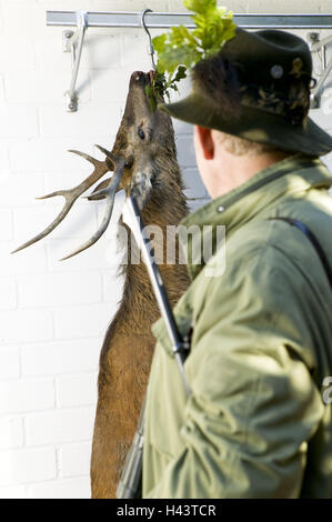 Hirsch, kühlen Raum, hängenden, Hunter, Beute, Schuss, Spiel, Tier, Hygiene, Jagd, Rothirsch, Reh, Toten, Pistole, Mann, Beruf, Hobby, Seitenansicht, Menschen, Haken, Unschärfe, Eichenlaub, Hut, Stockfoto