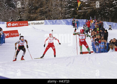 Italien, Südtirol, Antholz, WM 2008, Biathlon, Rennstrecke, Frauen, Skating, bergauf, Veranstaltungsort, Event Durchgang, Event, Weltcup-Rennen, WM 2008, Sportlerinnen, Biathleten, Skat Sulcuses, deutschen, Sport, Wintersport, Skifahren, Leistungssport, International, Belastung, Bewegung, Pistole, Fußböden, Spannung, Zuschauer, Person, Stockfoto