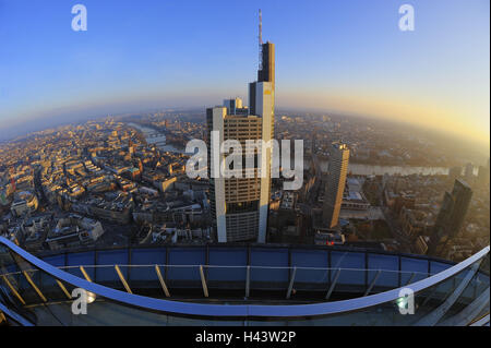 Deutschland, Hessen, Frankfurt am Main, Commerzbank-Tower, Panorama, Fernblick, Geländer, Weitwinkel, Stockfoto