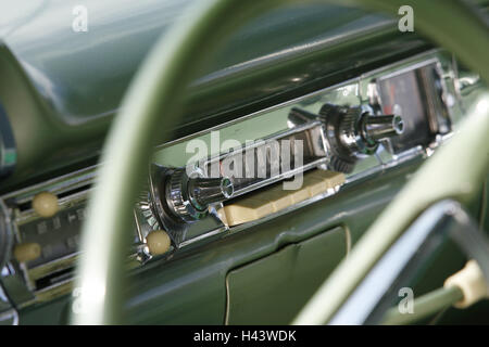 Oldtimer, Ford Edsel, Cockpit, Radio, mittlere Nahaufnahme der 50er Jahre, Armaturen, Armaturenbrett, Kerbe, Auto, detail, Ford Edsel, Interieur, Steuer, Oldtimer, Sammlerobjekt, Autoradio, grün, innen, Innenausstattung, nostalgisch, Stockfoto