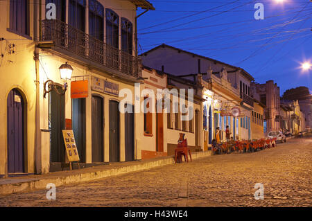 Brasilien, Bahia, Lencois, Rathausplatz, Terrasse, Beleuchtung, abends, Südamerika, Stadt, Reiseziel, Raum, Häuser, Gebäude, Architektur, Kolonialstil, Tourismus, Lichter, Restaurant, Straße Restaurant, Person, außerhalb, Stockfoto