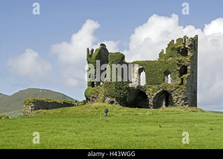 Irland, Munster, Kerry, Iveragh-Halbinsel, Ballycarbery Castle, Burgruine, Ziel, Ort von Interesse, Landschaft, Burgruine, Schloss, Burg, Ruine, Reste, Struktur, außen, Touristen, Wiese, Stockfoto