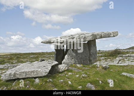 Irland, Munster, Clare, Burren, Poulnabrone, Dolmen, megalithische Grabstätte, Ziel, Ort von Interesse, Nationalpark, Grab, Grab Ort, Steinen, Landschaft, spärlich, Küsten-Landschaft, Karstland, Kalkstein Landschaft, Grabkammer, prelike von einer christlichen, megalithischen Kultur, Felsbrocken, simsen, Felsen, niemand, Einsamkeit, Stille, Ort von Interesse, Stockfoto