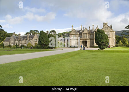 Irland, Munster, Kerry, Killarney national Park, Muckross House, Villa, Victorian, herrschaftliche Villa, Park, Gebäude, Struktur, Architektur, Ort von Interesse, Besucher, Touristen, Tourismus, Person, außerhalb, Wiesen, Stockfoto