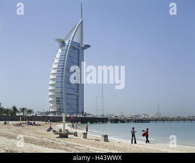 Vereinigte Arabische Emirate, Dubai, Hotel Burj Al Arab, Strand, Touristen, VAE, Stadt, Architektur, Form, Segel-Like, Gebäude, Hotel, Wahrzeichen, Struktur, architektonischen Stil, Modern, Architektur, Segel-Like, Luxus, fünf-Sterne-Hotel, Traumhotel, Reichtum, Hafen, Yachten, Yachthafen, Strand, Tourismus, Tourist, Person, Urlaub, Palmen, Stockfoto
