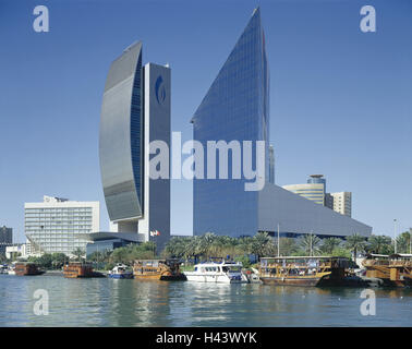 Vereinigte Arabische Emirate, Dubai, Nationalbank, Handelskammer, Dubai Creek, VAE, Stadt, Strukturen, Hochhäuser, Gebäuden, Bürogebäuden, Banken, Front, Verspiegelt, Architektur, Modern, Ort von Interesse, Tourismus, Wasser, Kanal, Stiefel, Sonne, Palmen, menschenleer, Stockfoto