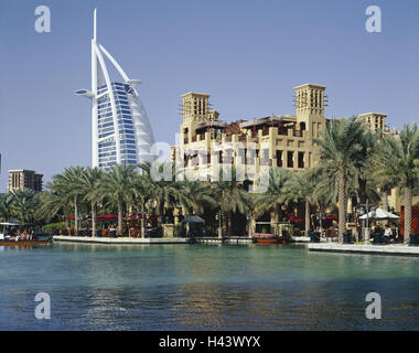 Vereinigte Arabische Emirate, Dubai, Madinat Jumeirah, Hotel Burj Al Arab, Restaurants, channel, VAE, Stadt, Architektur, Hotel Zentrum, Businesscenter, Zeit Freizeitzentrum, Hotel, Form, Segel-Like, Gebäude, Hotel, Hotelgebäude, Wahrzeichen, Strukturen, architektonischen Stil, modern, Architektur, Luxus, fünf-Sterne-Hotel, Traumhotel, Reichtum, Tourismus, Urlaub, Palmen, Wasser, Abras, Wasser Taxi, Attraktion, Person, Tourist, Stockfoto