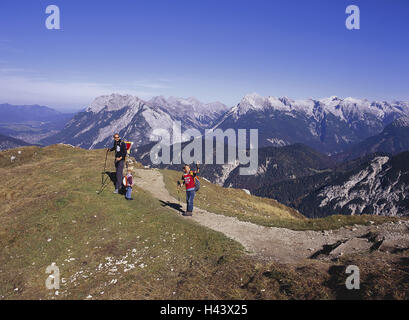 Österreich, Tirol, Meer Bereich, Meer Bereich Col, Höhe Weg, Vater, Kinder, Wandern, nur redaktionell kein Model Release, Nordtirol, Alpen, Berge, Hochgebirges, Karwendels, Weg, Weg, steile Pfad, Person, Mann, Tochter, Sohn, Wandern, Freizeit, Hobby, Aktivität, Bergwanderung, Urlaub, Bergpanorama, Stockfoto