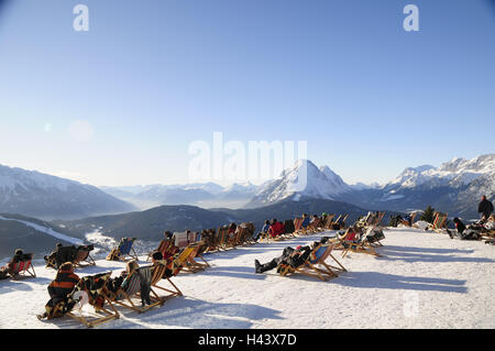 Österreich, Tirol, Meer Bereich, Ski Gebiet, Pferd Hütte, Sonnenterrasse, Skifahrer, Aussicht, Berge, Himmel, blau, Nordtirol, Ski Gebiet, Pferd Hütte, Schnee, Person, Urlaub, Skiurlaub, Winterurlaub, Liegestühle, liegen, sonnen sich, genießen Sie Ruhe, nehmen sie es einfach, Berge, Alpen, Sonne, Winter, Stockfoto