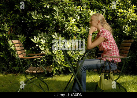 Sitzen Sie Frau, junge, Garten, warten, Ungeduld, Seitenansicht, Modell veröffentlicht, Stockfoto