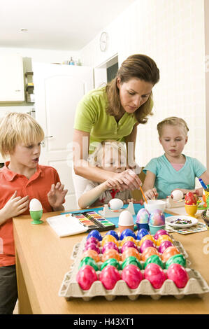 Ostern, Kinder, Ostereier, Lacke, Mutter, Hilfe, Osterfest, Ostern, Person, Geschwister, Mädchen, junge, Frau, Eiern, Geflügel, Eiern, Farbe, Lackiermaschine, Malerei Mühle, Osterei-Malerei-Mühle, Schmuck, Dekoration, Osterdekoration, Traditionen, Tradition, Osterbräuche, Ostern Brauch, Aktivität, Stockfoto